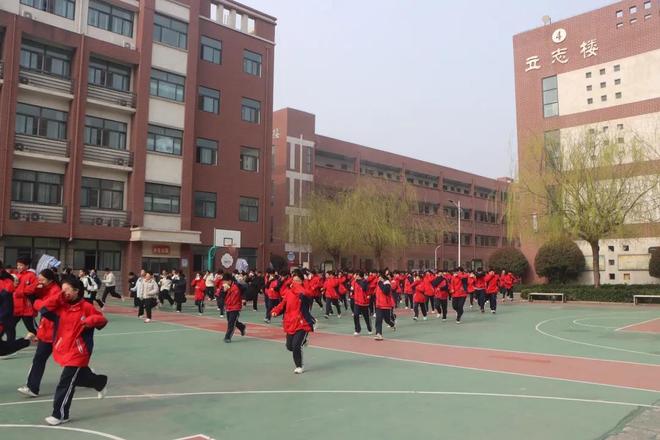 鹤壁市城乡一体化示范区消防救援大队：上好“开学第一课”点亮平安“开学季”(图1)