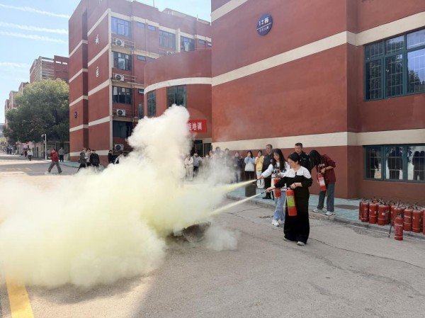 星空体育：江西工业贸易职业技术学院举行2026年春季消防应急疏散演练(图3)