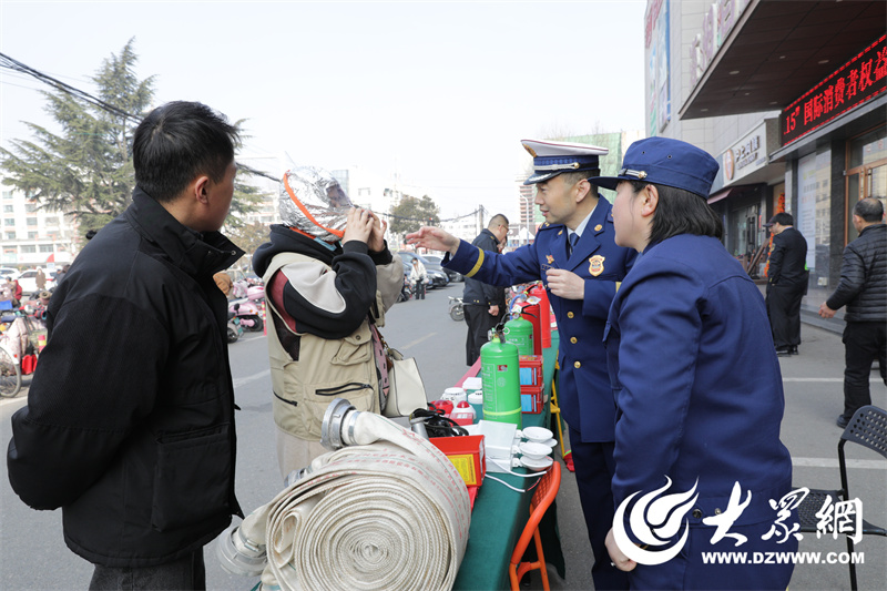 星空体育：海阳市消防救援局开展“3？15”消防产品科普宣传活动(图3)