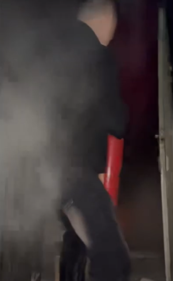 路遇居民楼起火成都辅警自带灭火器扑救浓烟中背出八旬老人(图1)