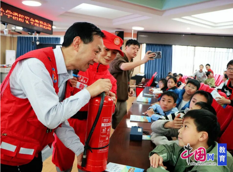 星空体育：消防知识进校园安全快乐伴童年成都武顺街小学开展消防安全教育活动(图2)
