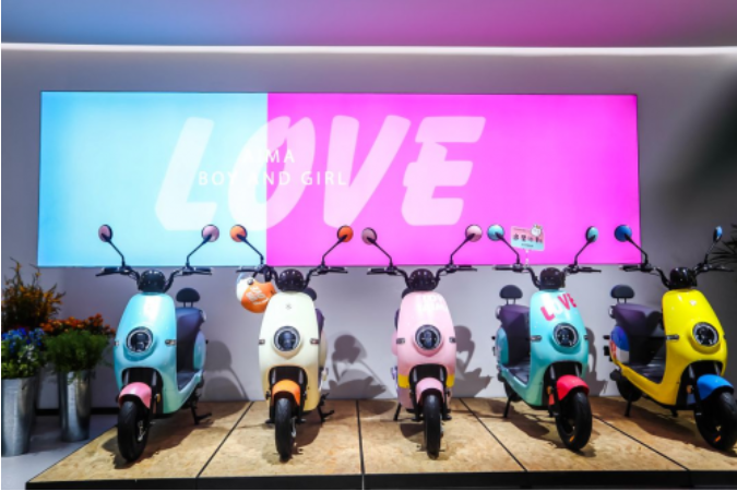 头条！爱玛“追星计划”再掀电动车潮流革命为年轻人打造的专属骑行艺术！(图1)