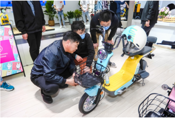 头条！爱玛“追星计划”再掀电动车潮流革命为年轻人打造的专属骑行艺术！(图5)