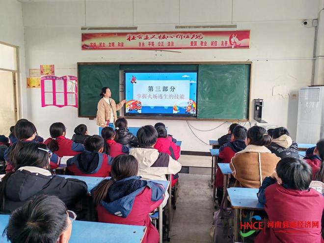 星空体育网站：商丘市示范区平台小学开展校园消防疏散演练(图1)