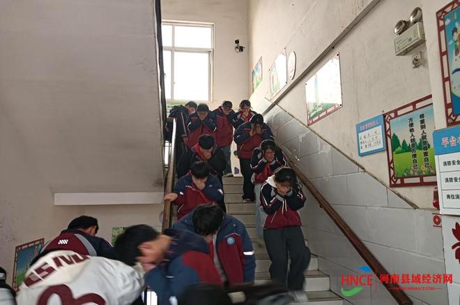 星空体育网站：商丘市示范区平台小学开展校园消防疏散演练(图2)