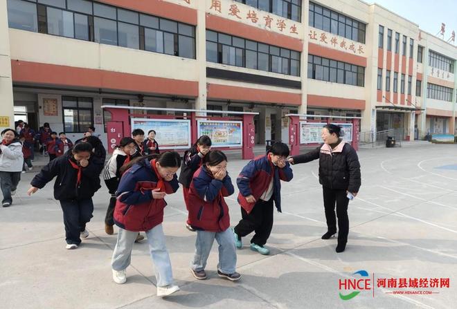 星空体育网站：商丘市示范区平台小学开展校园消防疏散演练(图3)