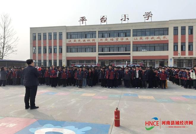 星空体育网站：商丘市示范区平台小学开展校园消防疏散演练(图4)