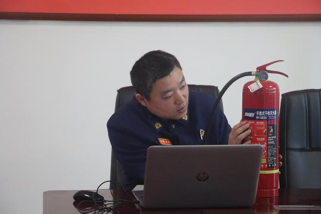 承德县消防救援大队利用网络直播组织消防安全重点单位开展辨别真伪产品专题培训(图1)