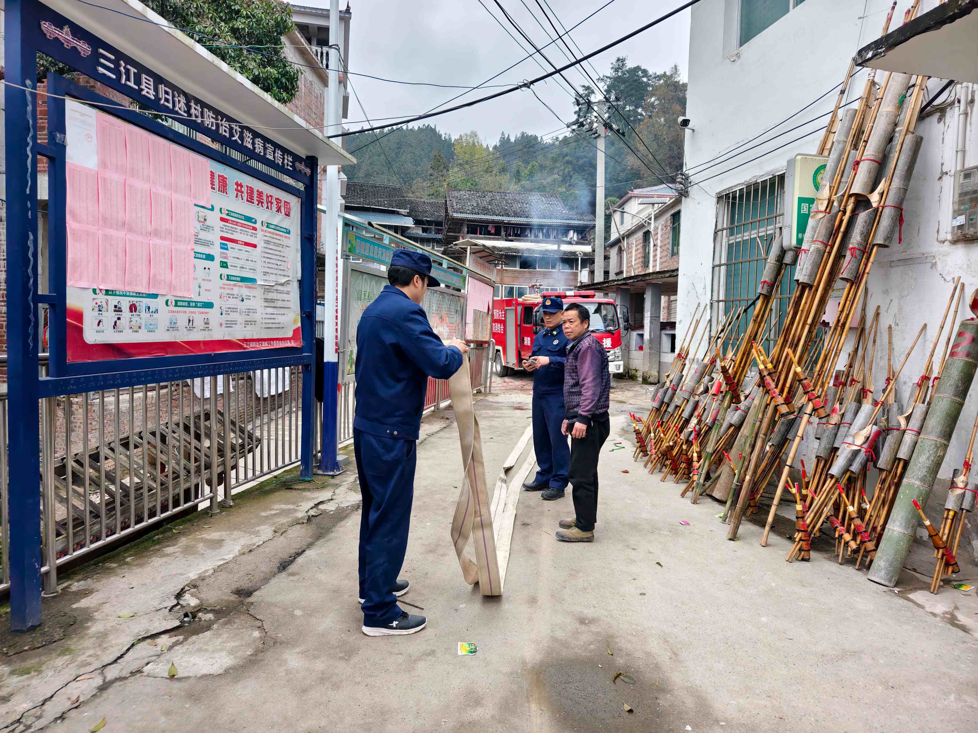 归述村联合乡消防站开展消防器材检查筑牢村寨安全防线(图2)