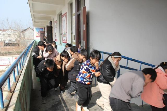 睢县开展应急安全知识“进校园”活动(图1)
