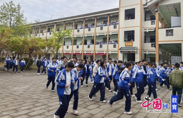 筑牢安全防线护航校园平安成都树德城厢学校开展消防安全疏散演练(图1)