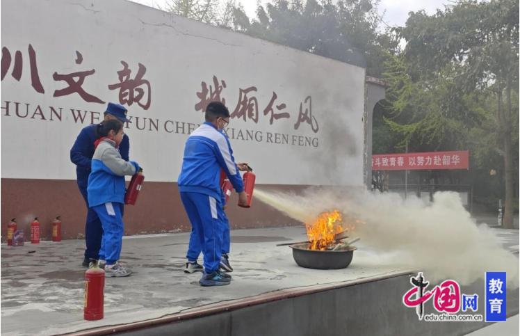 筑牢安全防线护航校园平安成都树德城厢学校开展消防安全疏散演练(图2)