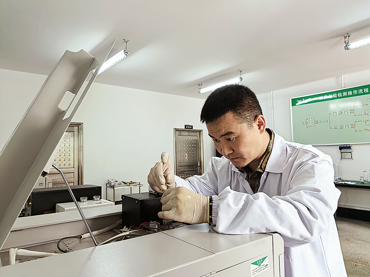 军营观察丨一名“排爆博士”的深山战场(图1)