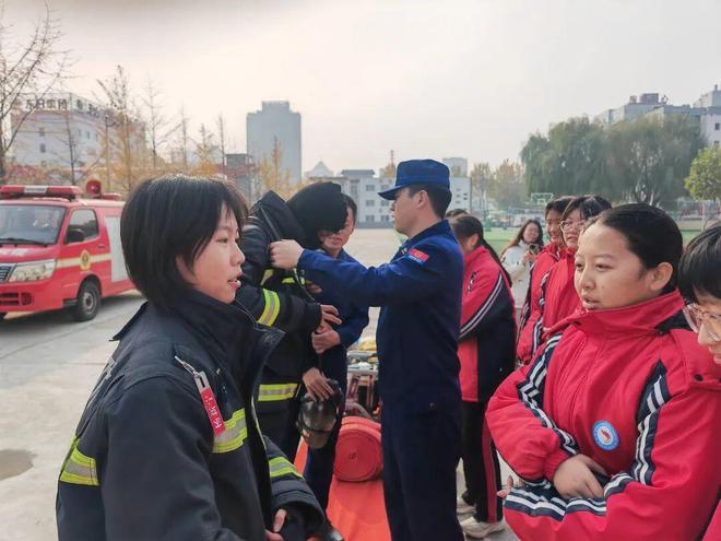 星空体育：秦皇岛市海港区消防救援大队开展消防安全主题教育活动(图2)