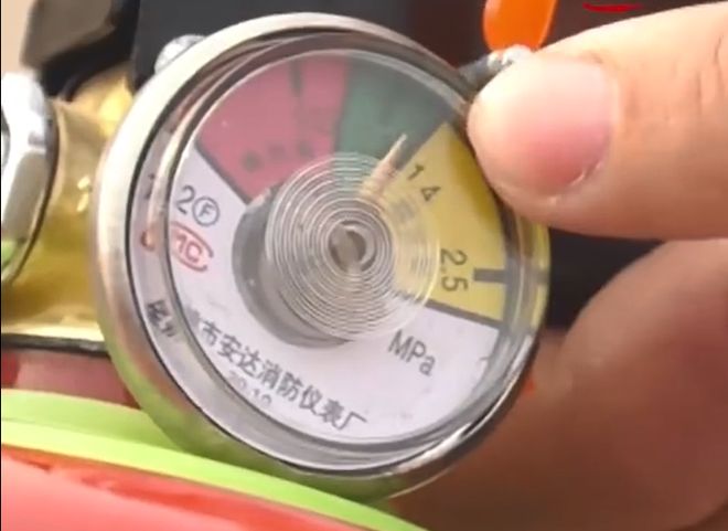 星空体育：使用干粉灭火器“摇”还是“不摇”？(图2)