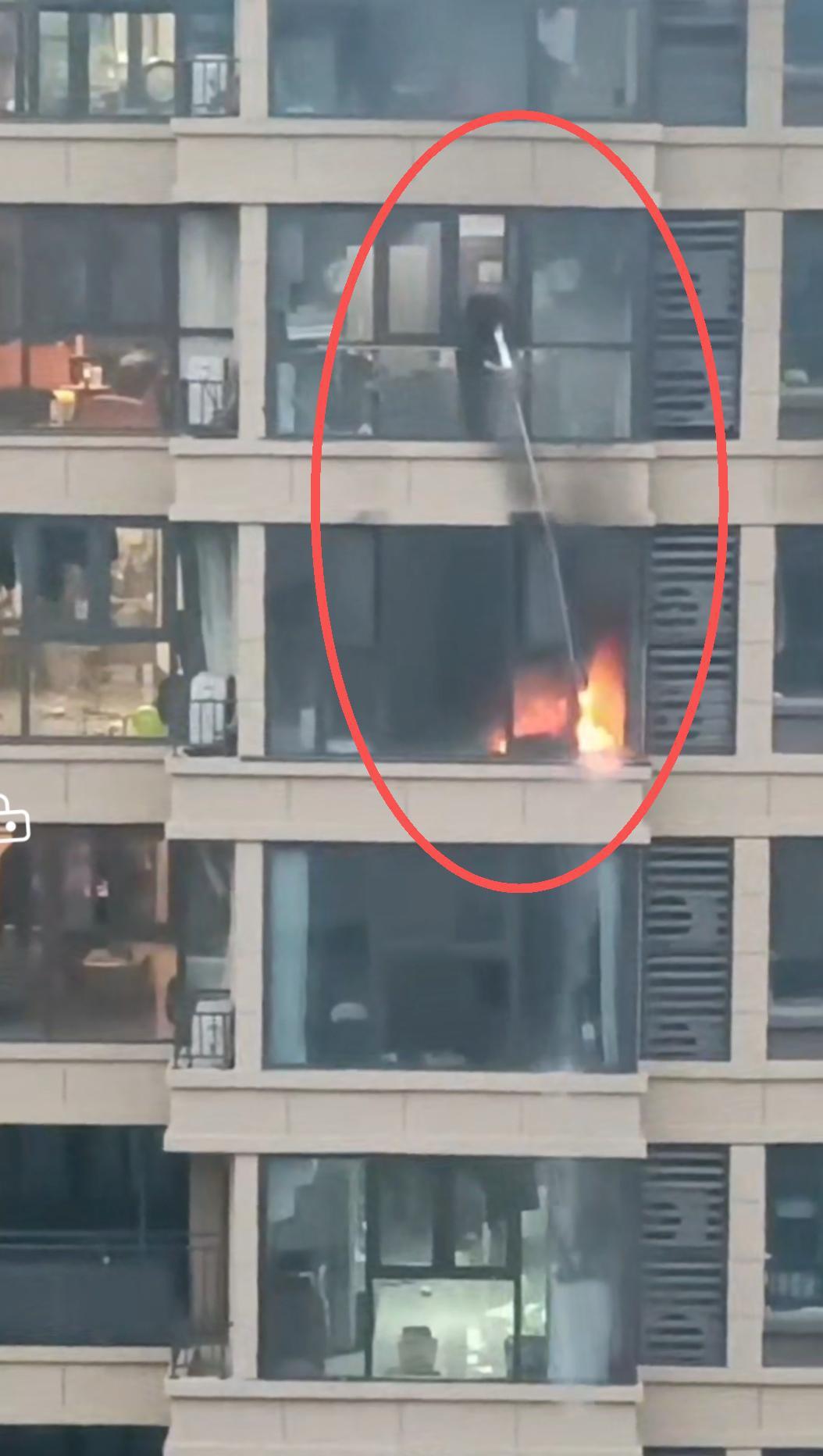 星空体育：武汉休假公交司机勇扑21楼大火居民称赞“平民英雄”(图1)