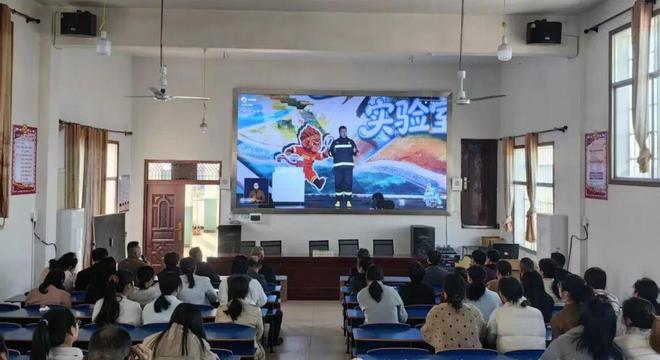 星空体育网站：东馆小学组织师生集中学习2026年春季全国中小学消防安全公开课(图1)