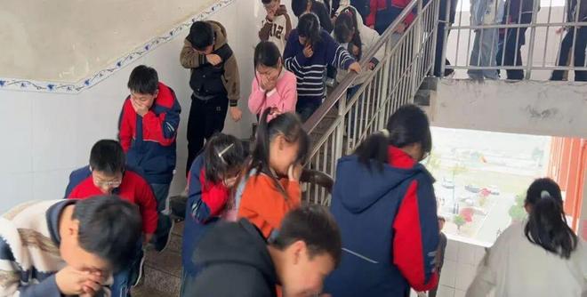 星空体育网站：东馆小学组织师生集中学习2026年春季全国中小学消防安全公开课(图7)