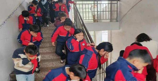 星空体育网站：东馆小学组织师生集中学习2026年春季全国中小学消防安全公开课(图8)