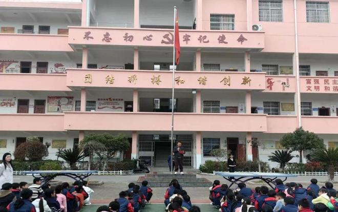 星空体育网站：东馆小学组织师生集中学习2026年春季全国中小学消防安全公开课(图9)