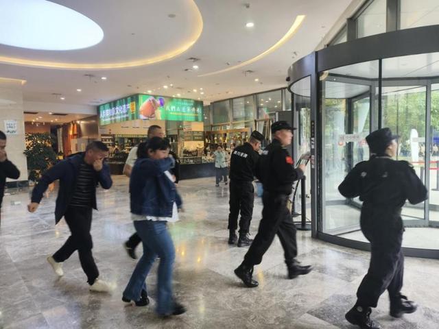 星空体育网站：遂宁市图书馆组织开展消防器材实操培训及应急演练(图5)