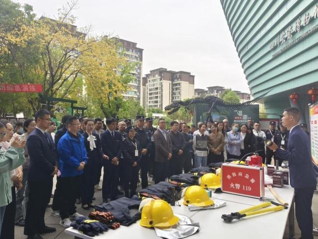 星空体育网站：遂宁市图书馆组织开展消防器材实操培训及应急演练(图2)