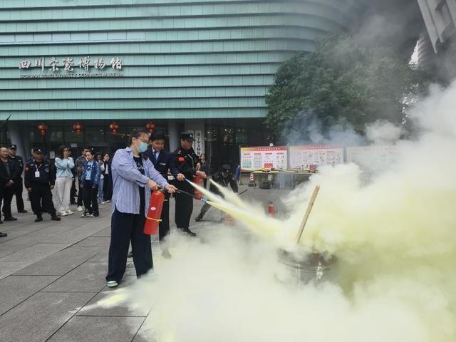 星空体育网站：遂宁市图书馆组织开展消防器材实操培训及应急演练(图4)