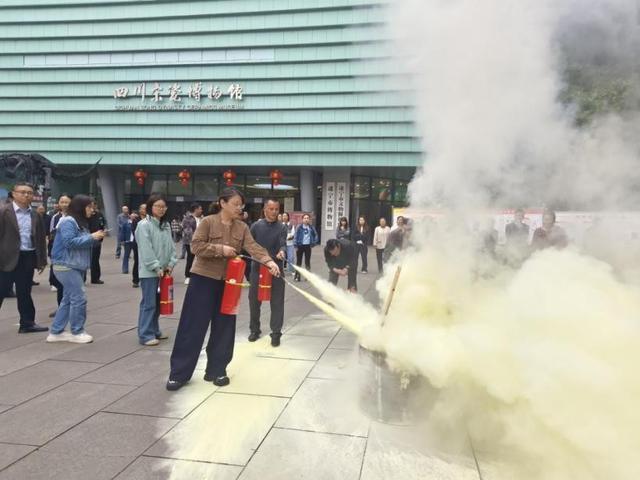 星空体育网站：遂宁市图书馆组织开展消防器材实操培训及应急演练(图3)